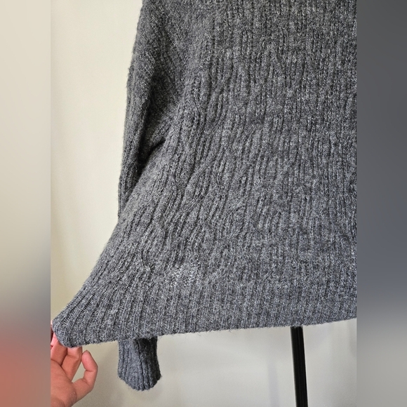 MADEWELL Alpaca Blend Lightweight Gray V-Neck Cable Knit Sweater. Medium - Picture 6 of 10